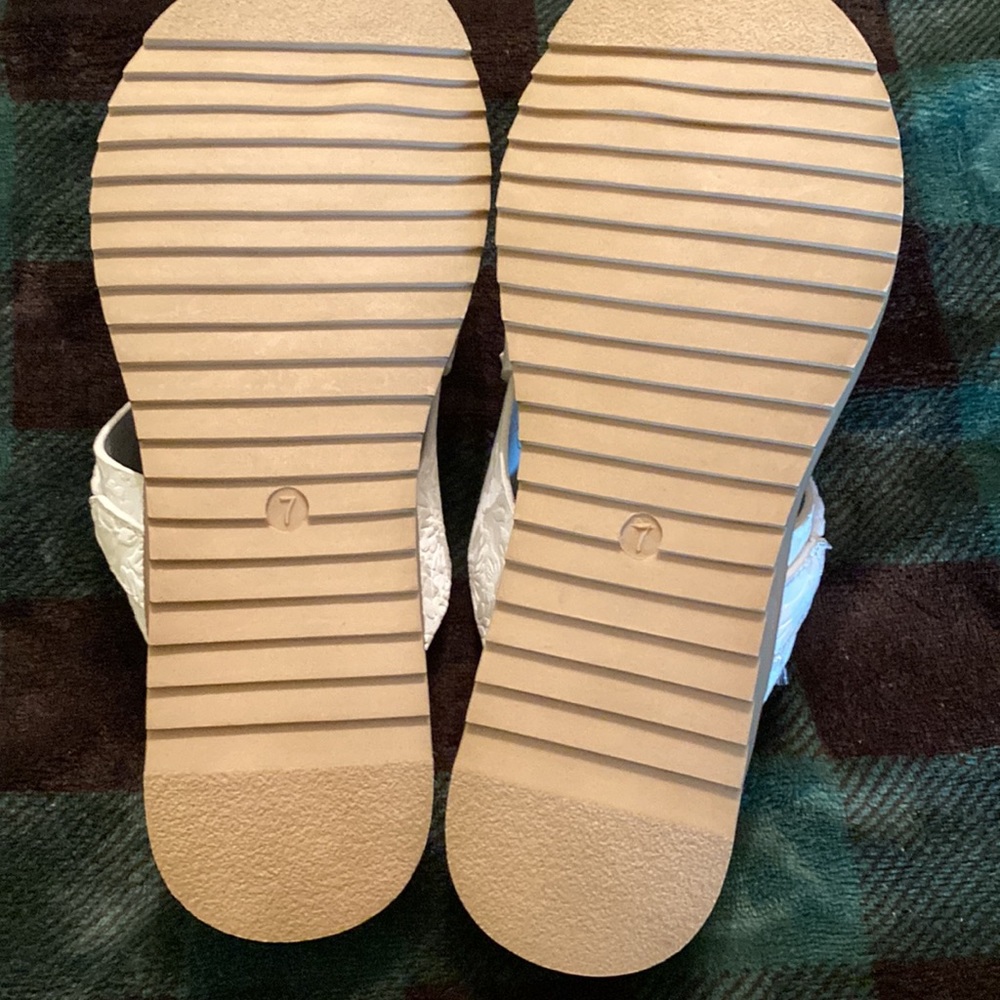 Very G Sandals - Size 7 - Picture 4 of 4